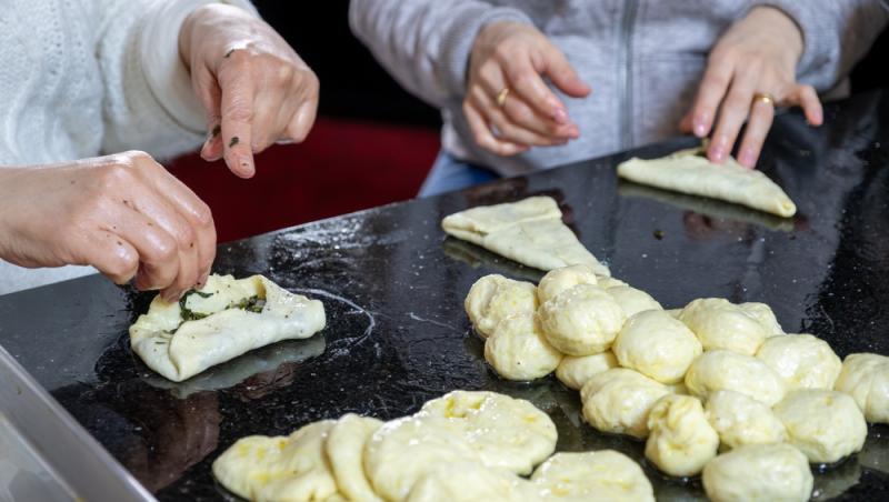 Pateuri cu spanac și trei feluri de brânză, crocante la exterior și cremoase la interior. Rețeta simplă, pas cu pas
