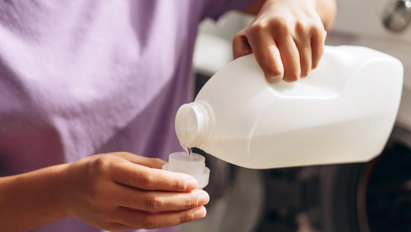 Ce poți curăța în casă cu detergent de rufe, în afară de haine. Utilizările mai puțin cunoscute care îți pot ușura munca