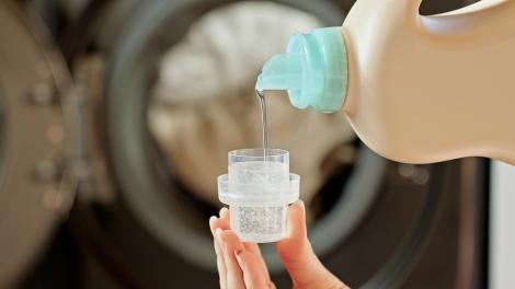 Ce poți curăța &icirc;n casă cu detergent de rufe, &icirc;n afară de haine. Utilizările mai puțin cunoscute care &icirc;ți pot ușura munca