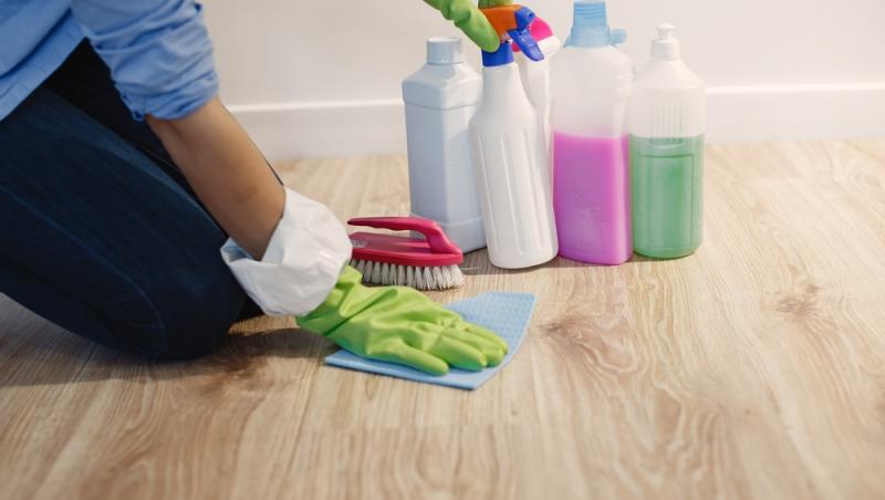 Ce poți curăța în casă cu detergent de rufe, în afară de haine. Utilizările mai puțin cunoscute care îți pot ușura munca
