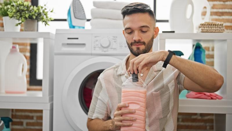 Ce poți curăța în casă cu detergent de rufe, în afară de haine. Utilizările mai puțin cunoscute care îți pot ușura munca