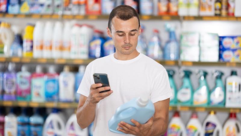 Ce poți curăța în casă cu detergent de rufe, în afară de haine. Utilizările mai puțin cunoscute care îți pot ușura munca