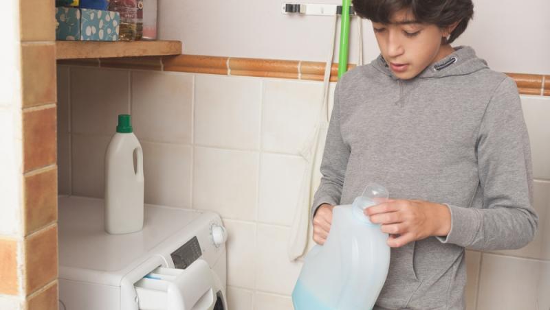 Ce poți curăța în casă cu detergent de rufe, în afară de haine. Utilizările mai puțin cunoscute care îți pot ușura munca