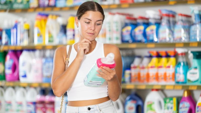 Ce poți curăța în casă cu detergent de rufe, în afară de haine. Utilizările mai puțin cunoscute care îți pot ușura munca