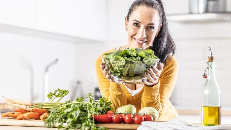 5 combinații de alimente care ajută organismul să absoarbă mai bine vitaminele și mineralele. Ce recomandă un nutriționist