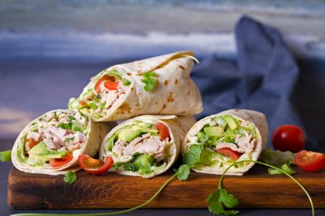 Wraps cu pui, avocado, năut și turmeric. Rețetă din bucătăria mediteraneeană