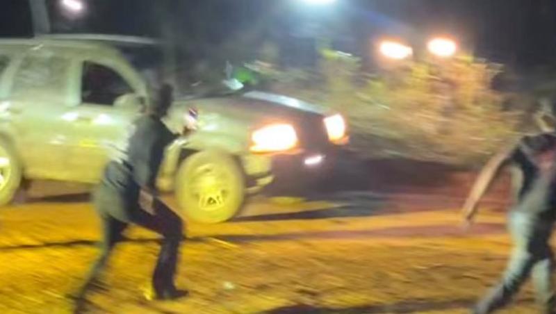 Momentul în care un jeep plonjează într-o râpă, în mijlocul pădurii