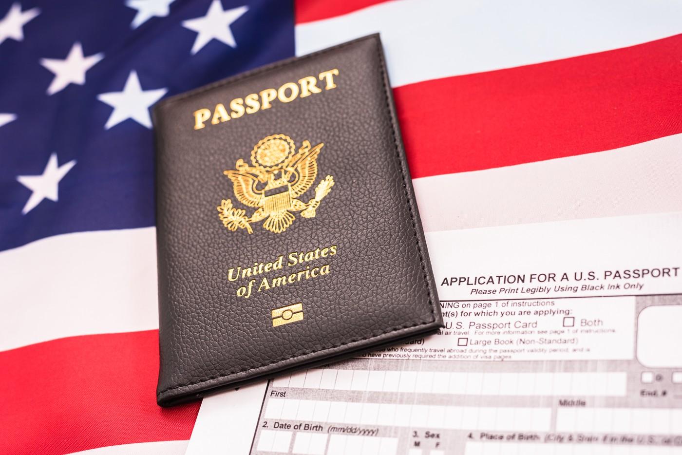 imagine cu drapel american si pasaport american