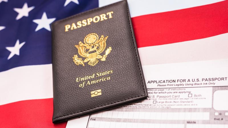 imagine cu drapel american si pasaport american
