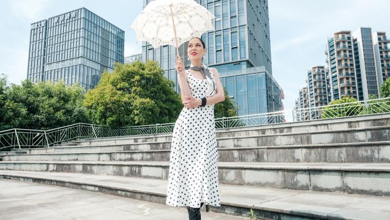 irina fodor cu o umbrelă de soare &icirc;n china