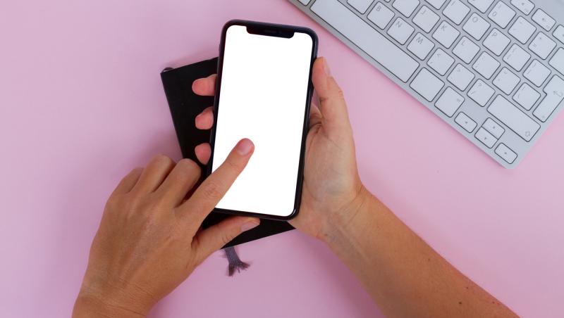 iPhone-ul te poate asculta? Setarea pe care o poți dezactiva pentru a limita accesul la microfon