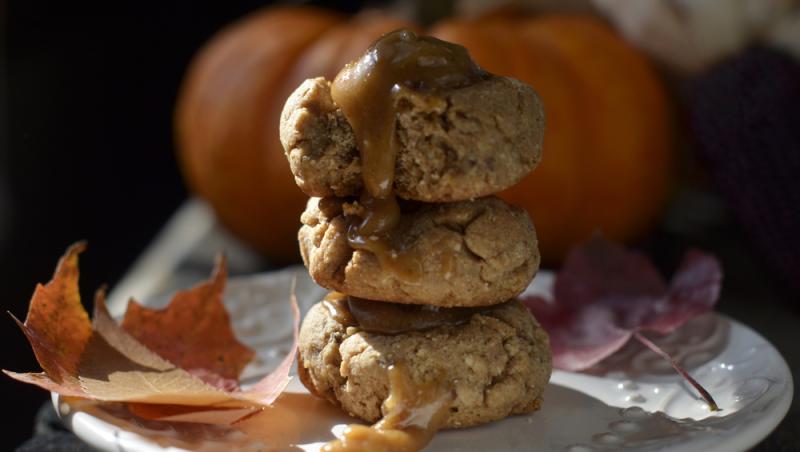 biscuiți fără gluten cu doar trei ingrediente puși unii peste alții pe o farfurie l&acirc;ngă frunze de toamnă și dovleci
