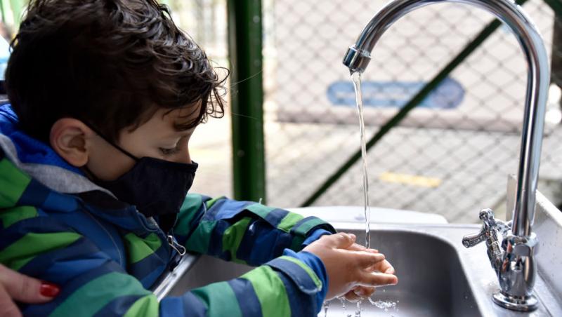 De ce nu trebuie să folosești apă după expunerea la spray paralizant. Ce recomandă specialiștii pentru calmarea arsurilor