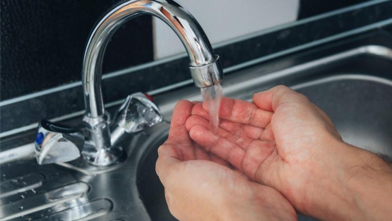 De ce nu trebuie să folosești apă după expunerea la spray paralizant. Ce recomandă specialiștii pentru calmarea arsurilor