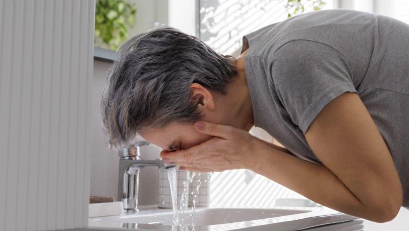 De ce nu trebuie să folosești apă după expunerea la spray paralizant. Ce recomandă specialiștii pentru calmarea arsurilor