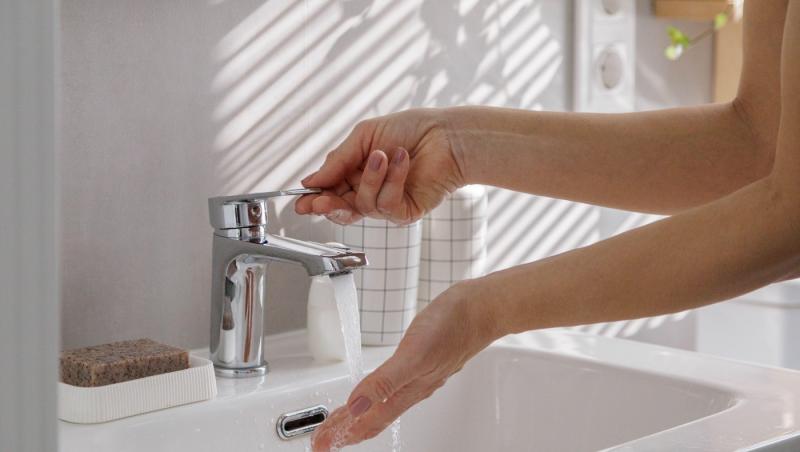 De ce nu trebuie să folosești apă după expunerea la spray paralizant. Ce recomandă specialiștii pentru calmarea arsurilor