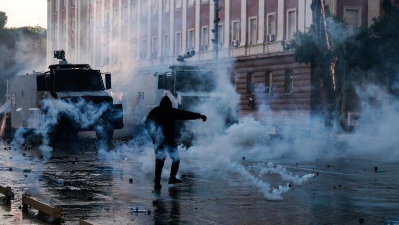 De ce nu trebuie să folosești apă după expunerea la spray paralizant. Ce recomandă specialiștii pentru calmarea arsurilor