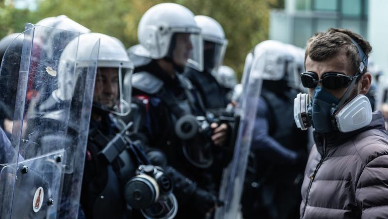 De ce nu trebuie să folosești apă după expunerea la spray paralizant. Ce recomandă specialiștii pentru calmarea arsurilor