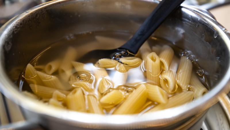 De ce lingura pentru spaghete are o gaură în mijloc. Funcția surprinzătoare pe care puțini o cunosc