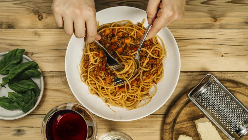 De ce lingura pentru spaghete are o gaură în mijloc. Funcția surprinzătoare pe care puțini o cunosc