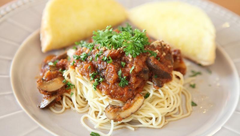 De ce lingura pentru spaghete are o gaură în mijloc. Funcția surprinzătoare pe care puțini o cunosc