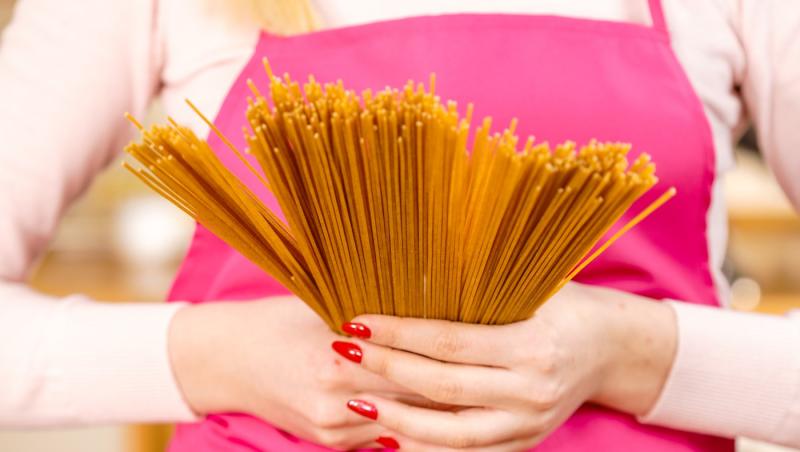 De ce lingura pentru spaghete are o gaură în mijloc. Funcția surprinzătoare pe care puțini o cunosc