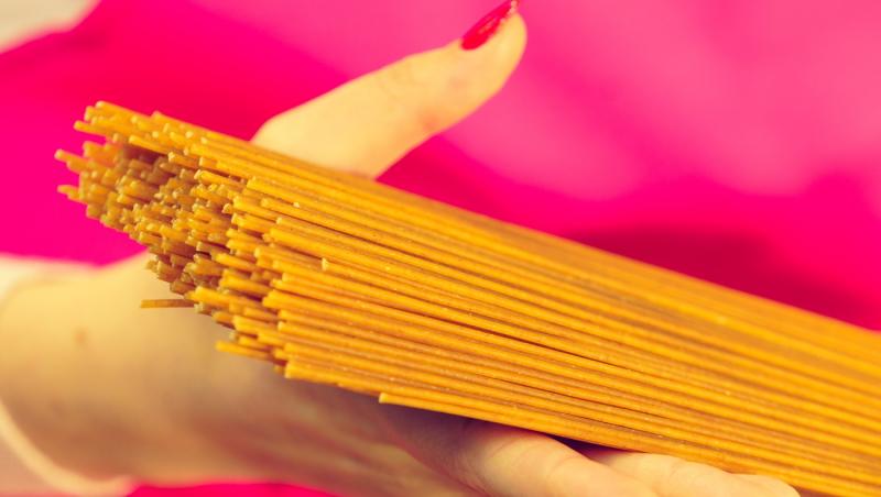 De ce lingura pentru spaghete are o gaură în mijloc. Funcția surprinzătoare pe care puțini o cunosc