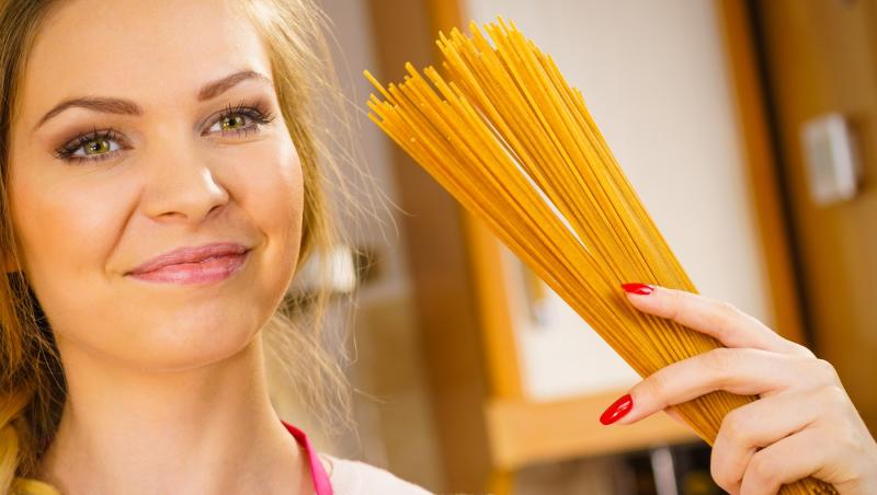 De ce lingura pentru spaghete are o gaură în mijloc. Funcția surprinzătoare pe care puțini o cunosc