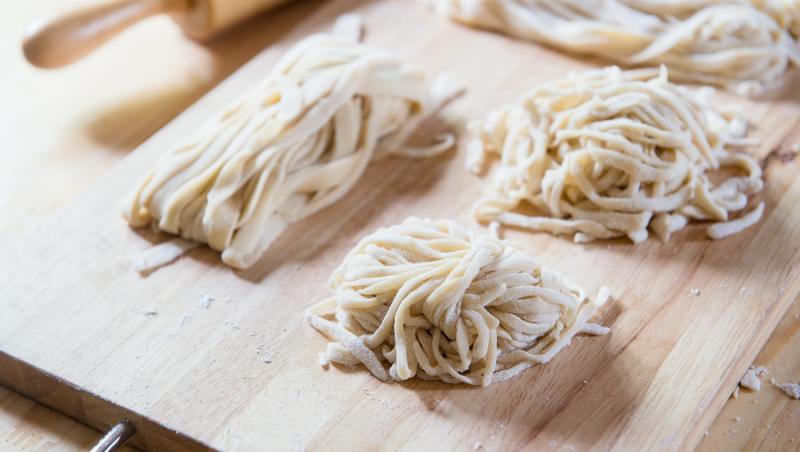 De ce lingura pentru spaghete are o gaură în mijloc. Funcția surprinzătoare pe care puțini o cunosc