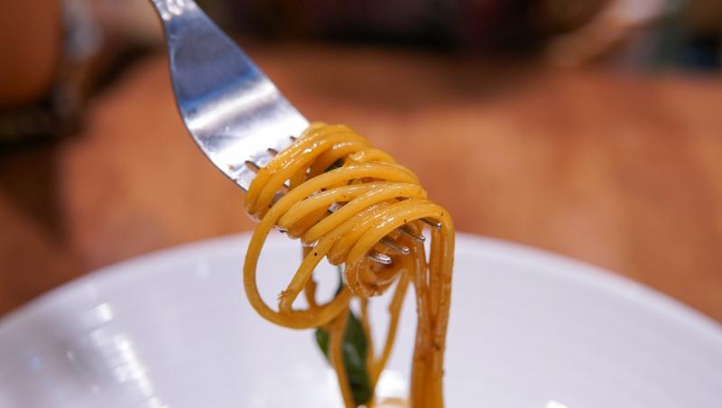 De ce lingura pentru spaghete are o gaură în mijloc. Funcția surprinzătoare pe care puțini o cunosc