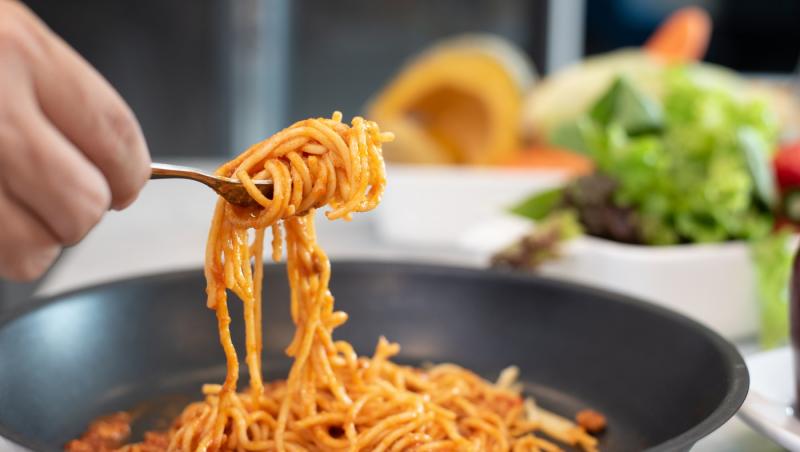 De ce lingura pentru spaghete are o gaură în mijloc. Funcția surprinzătoare pe care puțini o cunosc