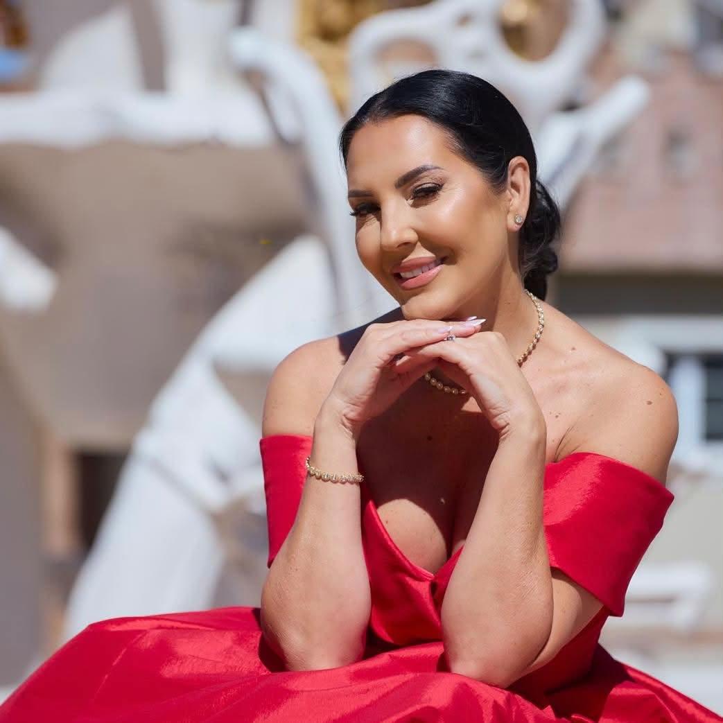 Angela Rus poarta o rochie de culoare rosie