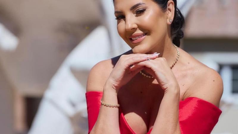 Angela Rus poarta o rochie de culoare rosie