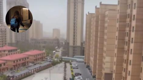 Doi rom&acirc;ni, blocați &icirc;ntr-un hotel din China din cauza unei furtuni de nisip. Ce au surprins &icirc;n timpul călătoriei pe Drumul Mătăsii