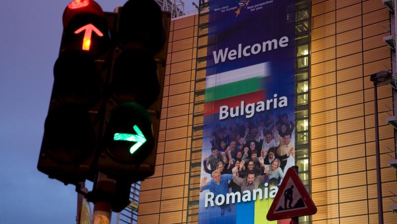 Ai voie să treci pe galben la semafor? Ce spune Codul Rutier și în ce situații poți primi amendă