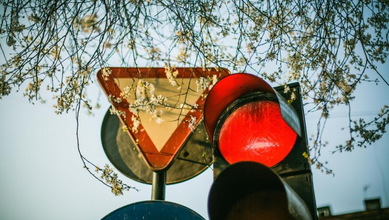 Ai voie să treci pe galben la semafor? Ce spune Codul Rutier și în ce situații poți primi amendă