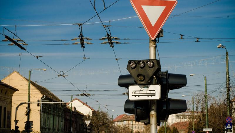Ai voie să treci pe galben la semafor? Ce spune Codul Rutier și în ce situații poți primi amendă