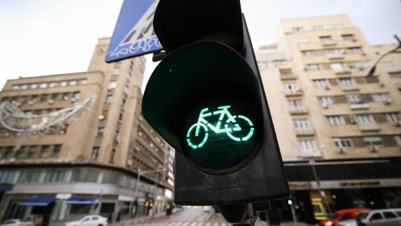 Ai voie să treci pe galben la semafor? Ce spune Codul Rutier și în ce situații poți primi amendă