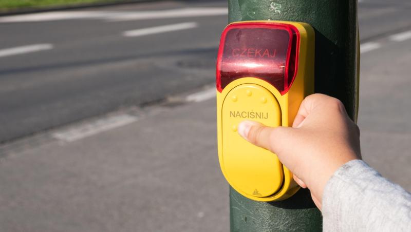 Ai voie să treci pe galben la semafor? Ce spune Codul Rutier și în ce situații poți primi amendă