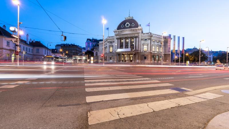Ai voie să treci pe galben la semafor? Ce spune Codul Rutier și în ce situații poți primi amendă