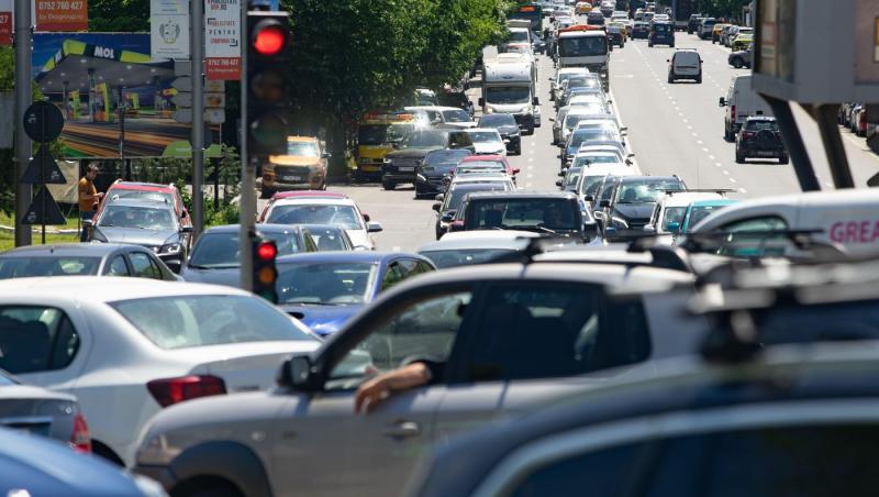 Ai voie să treci pe galben la semafor? Ce spune Codul Rutier și în ce situații poți primi amendă