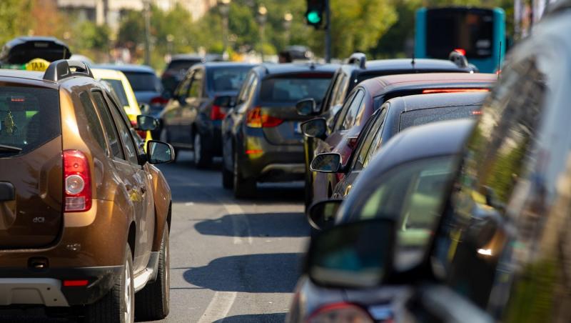 Ai voie să treci pe galben la semafor? Ce spune Codul Rutier și în ce situații poți primi amendă