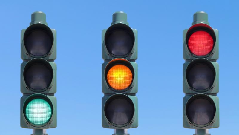 Ai voie să treci pe galben la semafor? Ce spune Codul Rutier și în ce situații poți primi amendă