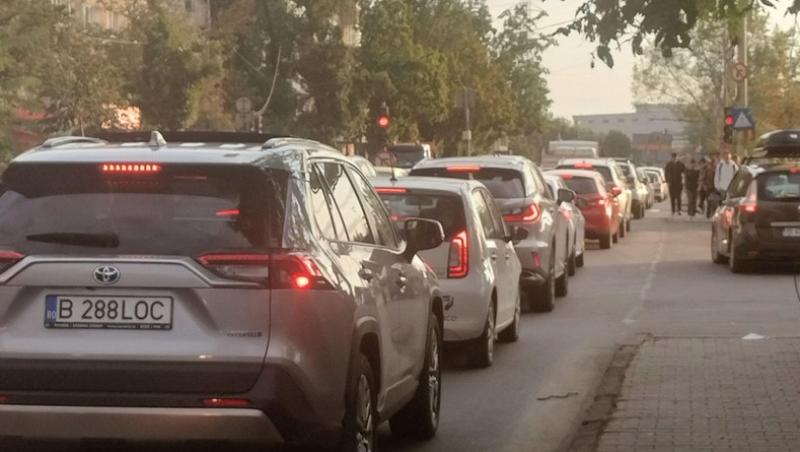 Ai voie să treci pe galben la semafor? Ce spune Codul Rutier și în ce situații poți primi amendă