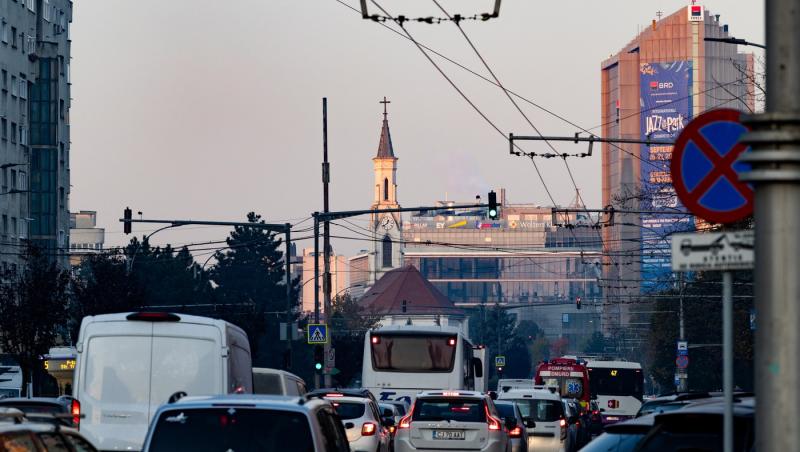 Ai voie să treci pe galben la semafor? Ce spune Codul Rutier și în ce situații poți primi amendă