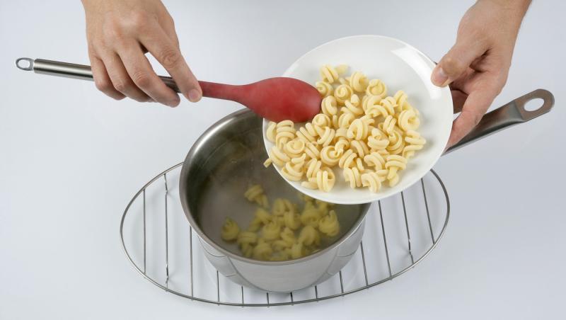 De ce nu este bine să clătești pastele după fierbere. Greșeala care poate strica un preparat simplu