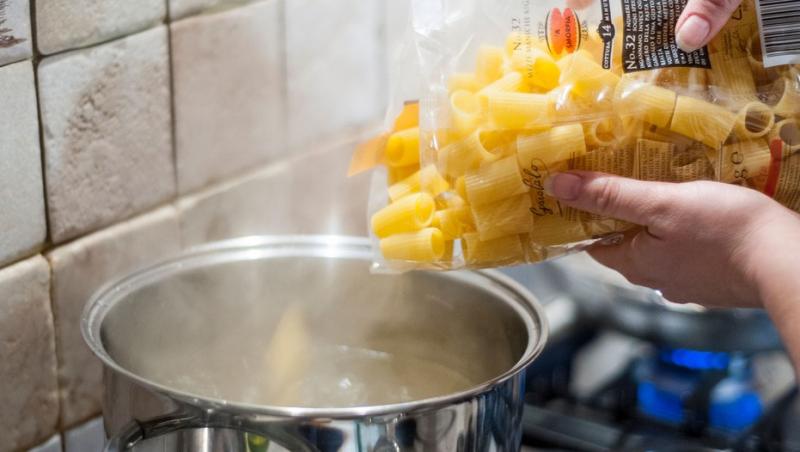 De ce nu este bine să clătești pastele după fierbere. Greșeala care poate strica un preparat simplu