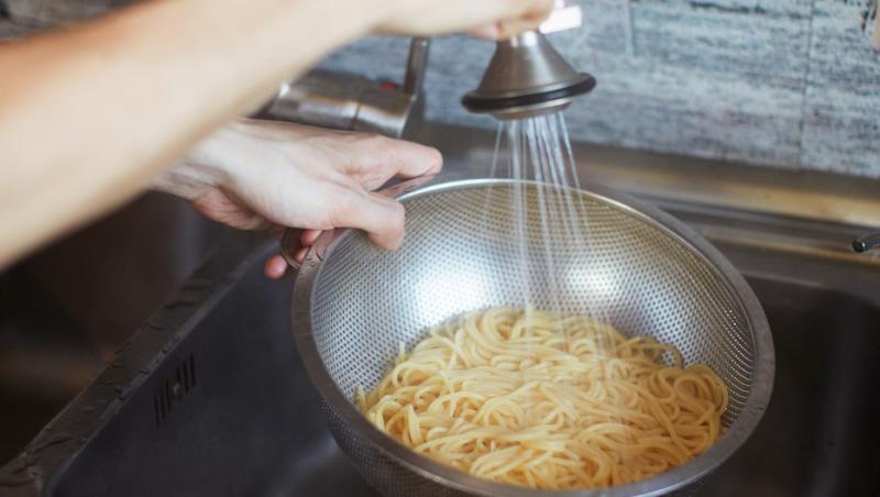 De ce nu este bine să clătești pastele după fierbere. Greșeala care poate strica un preparat simplu