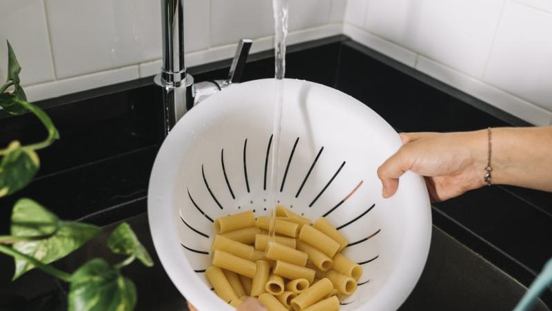 De ce nu este bine să clătești pastele după fierbere. Greșeala care poate strica un preparat simplu