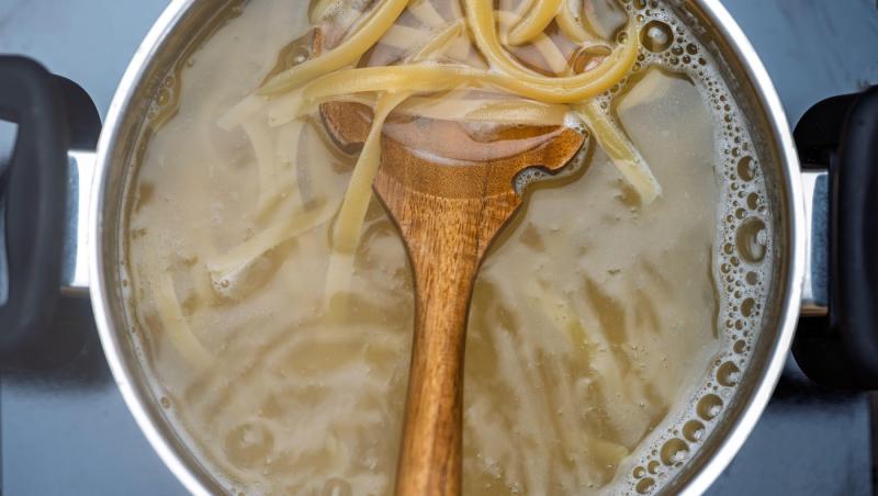 De ce nu este bine să clătești pastele după fierbere. Greșeala care poate strica un preparat simplu